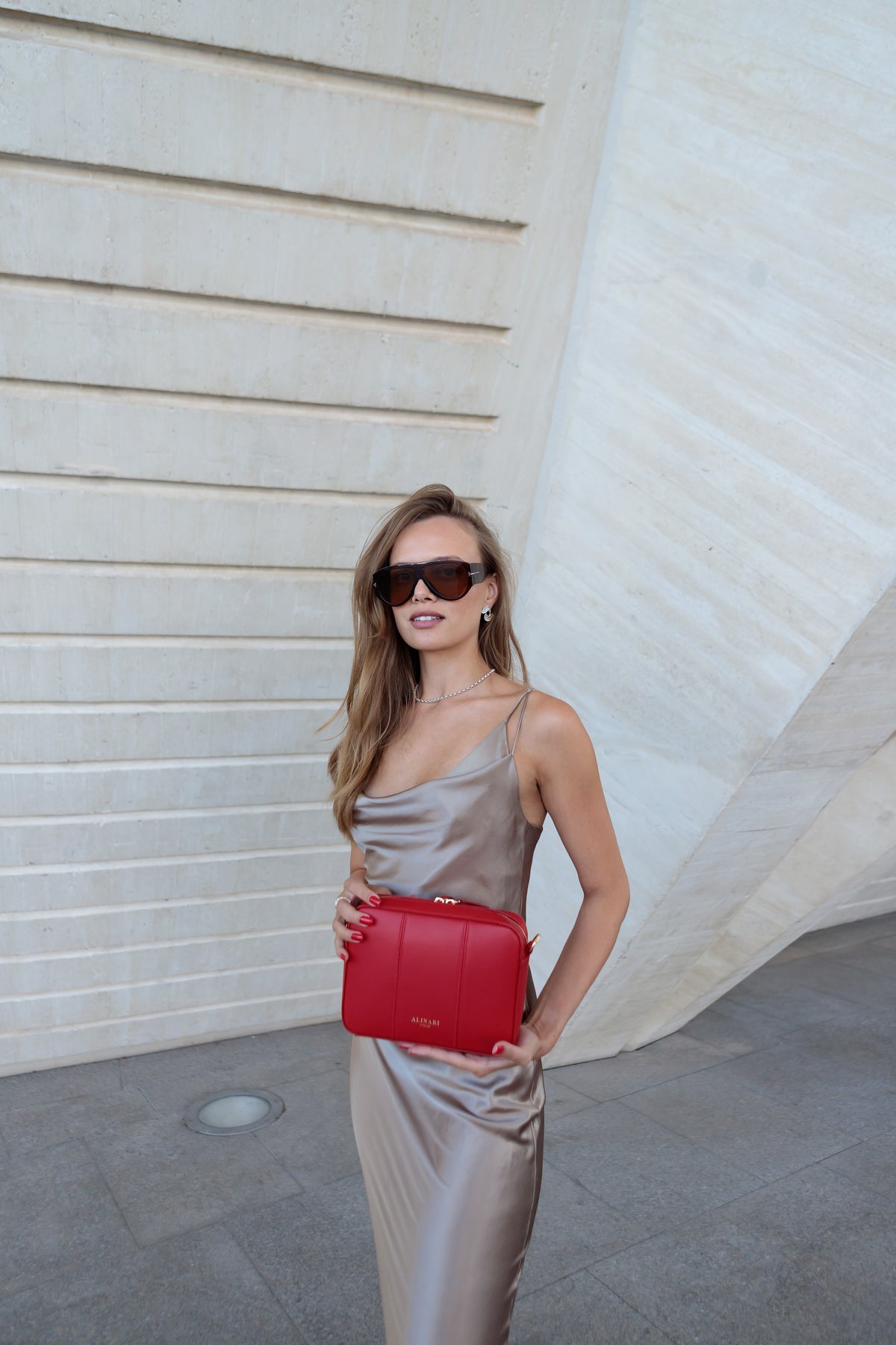 Flavia, sac bandoulière en cuir Ruga italien rouge – porté en bandoulière