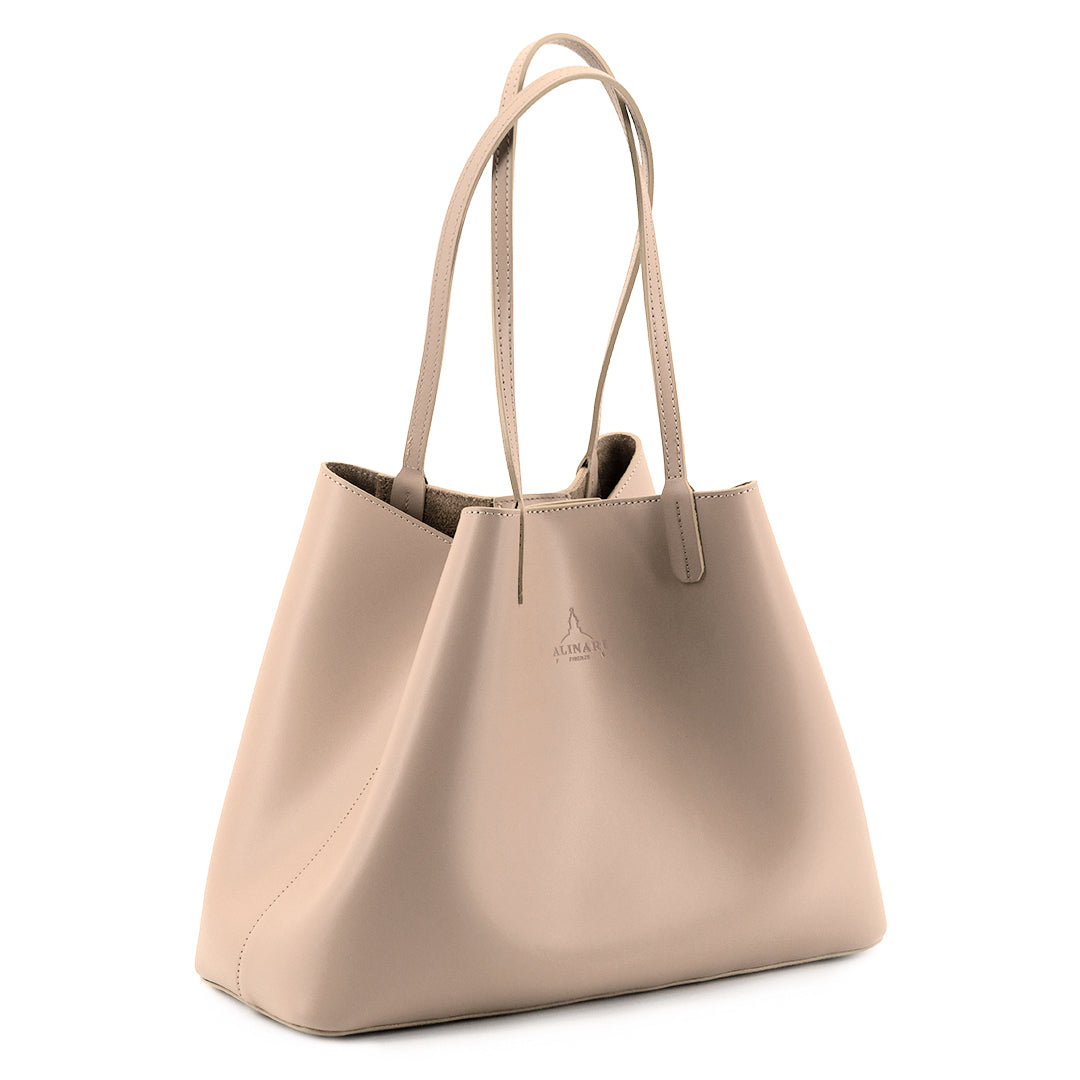 Maxima Tote, cabas pour ordinateur en cuir italien lisse beige – vue de trois quarts