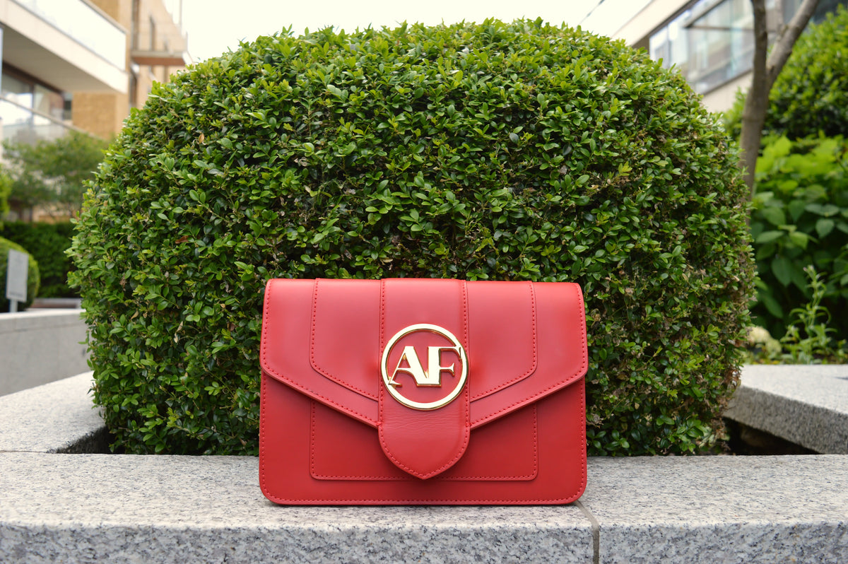 Bolso bandolera Brera en piel Ruga italiana lisa roja – vista frontal con luz natural