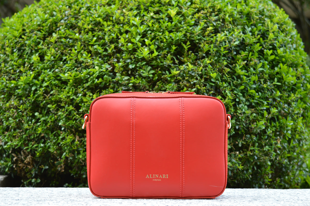 Borsa a tracolla Flavia in pelle Ruga italiana rossa – vista frontale alla luce del giorno
