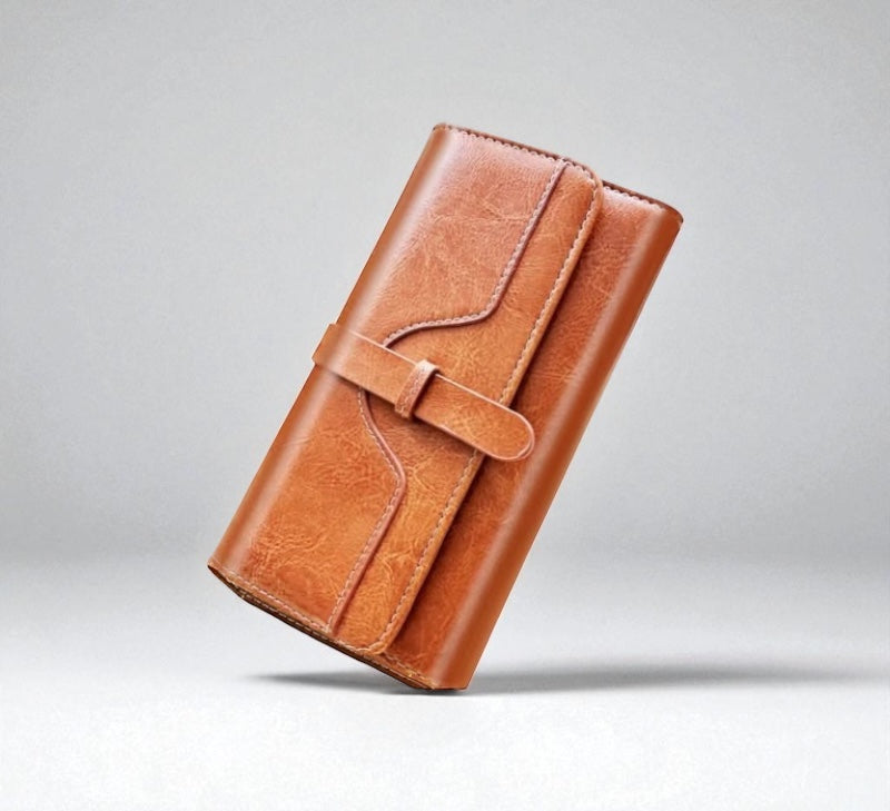 Classic Oil-Wax Wallet, portafoglio in pelle bovina cerata, colore marrone – foto lifestyle 3 – Alinari Firenze