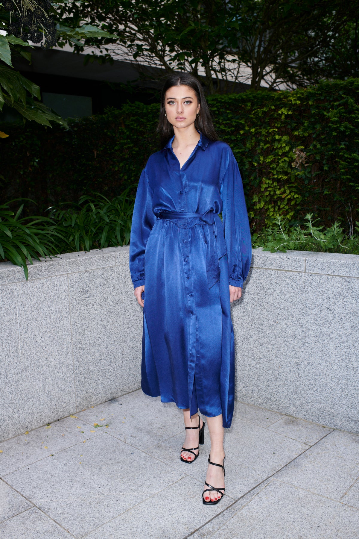 Elena, robe chemise en 100 % soie de mûrier, coloris bleu saphir – sur mannequin 3 – Alinari Firenze