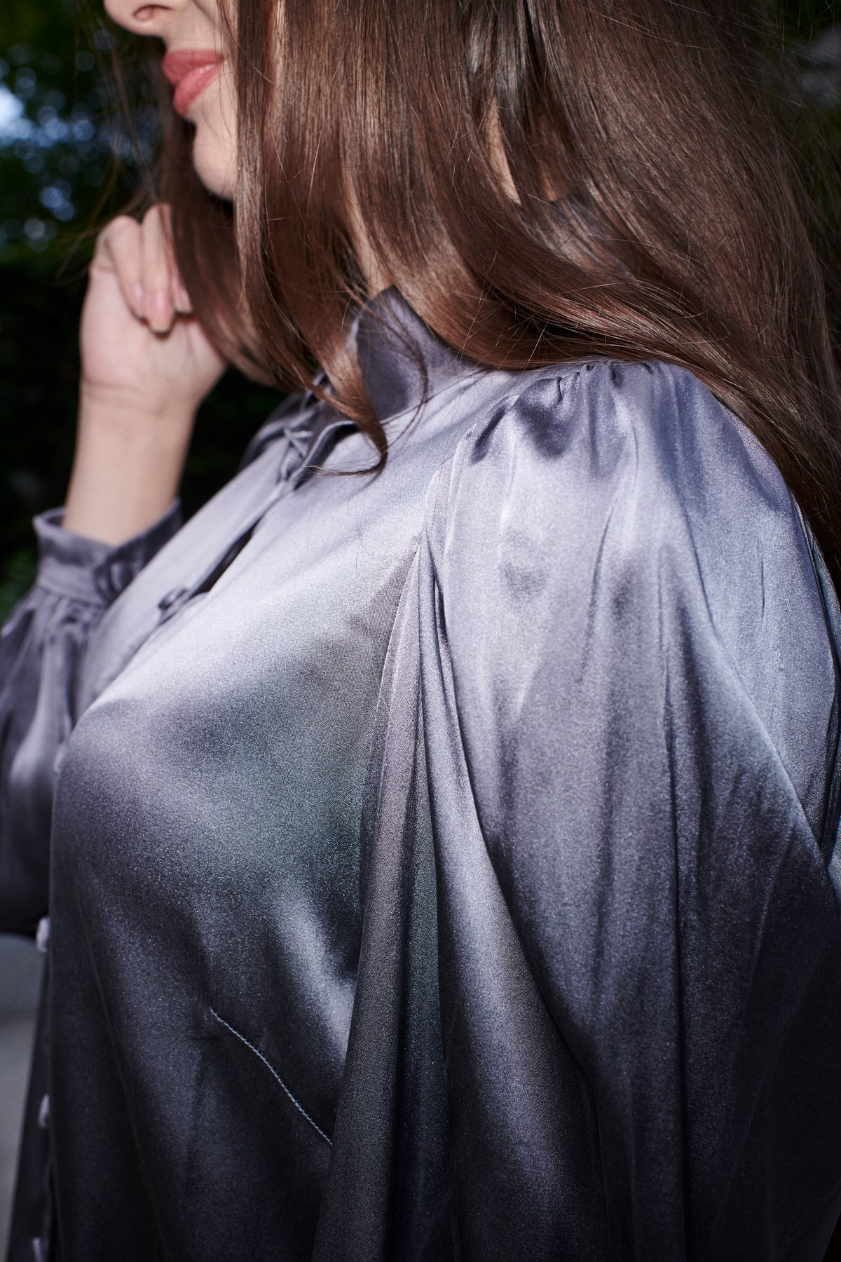 Elettra, blouse in violet-grey 100% Mulberry silk – on model 2 – Alinari Firenze