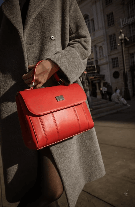 Trevi, bolso de mano en piel Ruga italiana roja – llevado en la mano