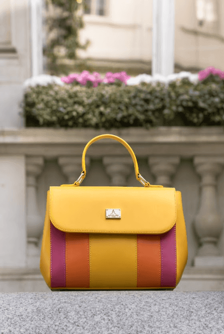 Trevi, Henkeltasche aus gelbem italienischem Ruga-Leder mit Streifeneinsätzen – Stilbild