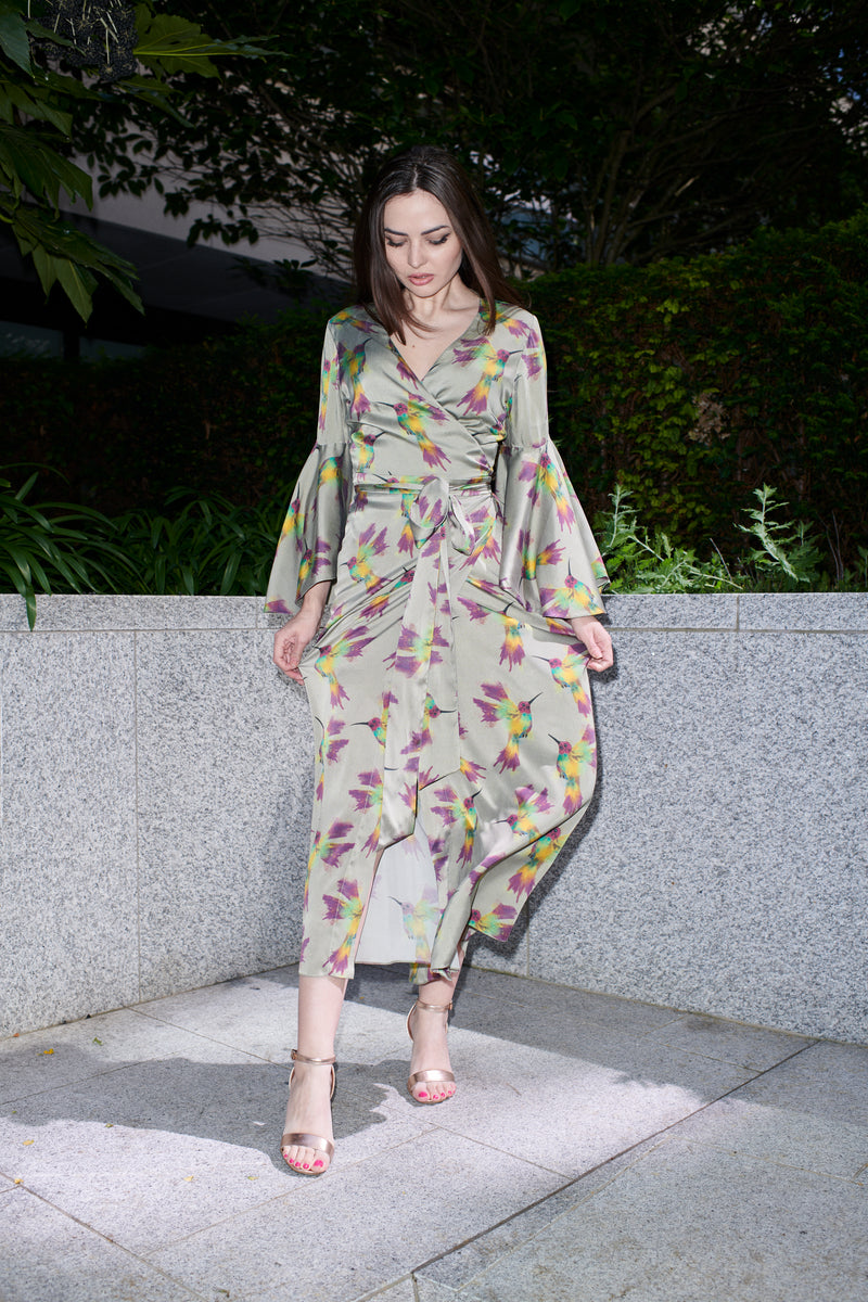Fiona, Wickelkleid aus 100 % Maulbeerseide, Farbe Salbeigrün mit Kolibriprint – am Model 2 – Alinari Firenze