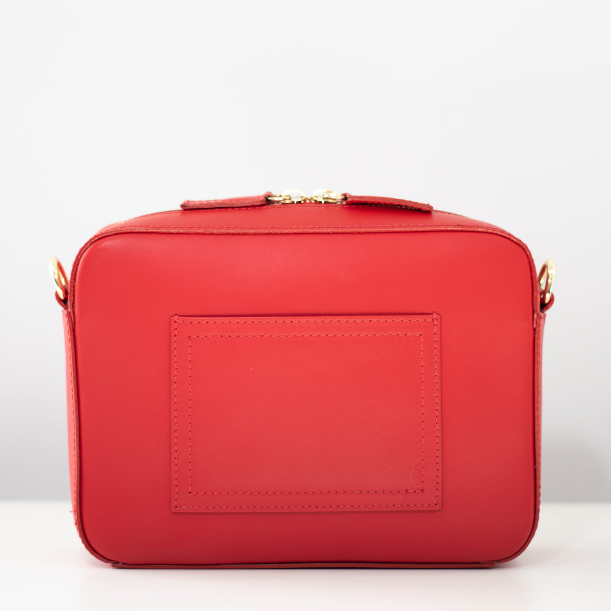 Flavia, sac bandoulière en cuir Ruga italien rouge – vue de dos avec poche extérieure