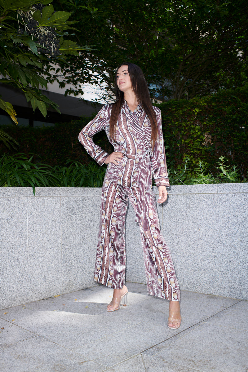 Ginevra, Set aus Blazer und Hose aus 100 % Maulbeerseide, Farbe Print in Erdtönen – am Model 2 – Alinari Firenze