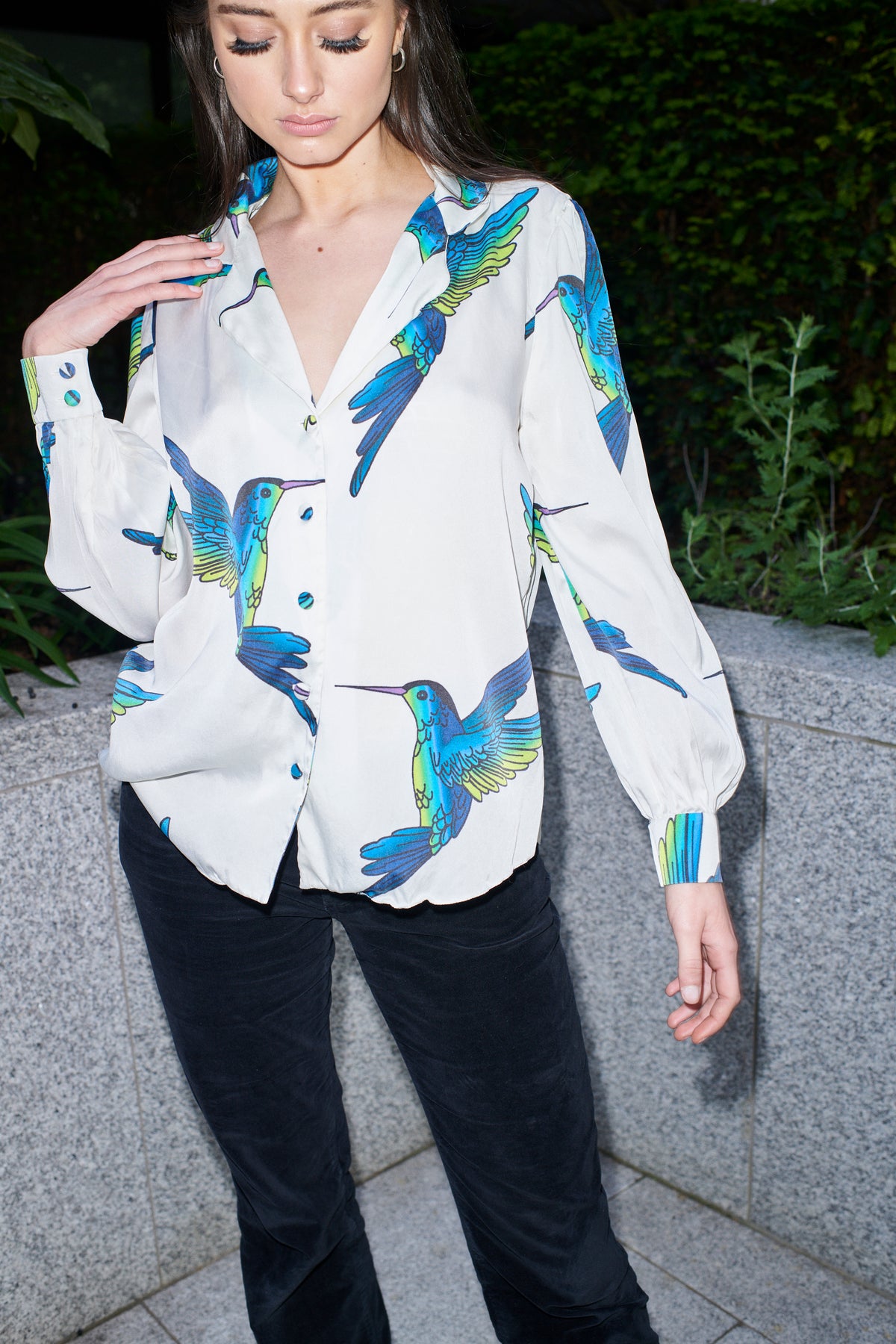 Giorgia, blouse van 100% moerbeizijde, kleur ivoor met kolibrieprint – gedragen door model 2 – Alinari Firenze