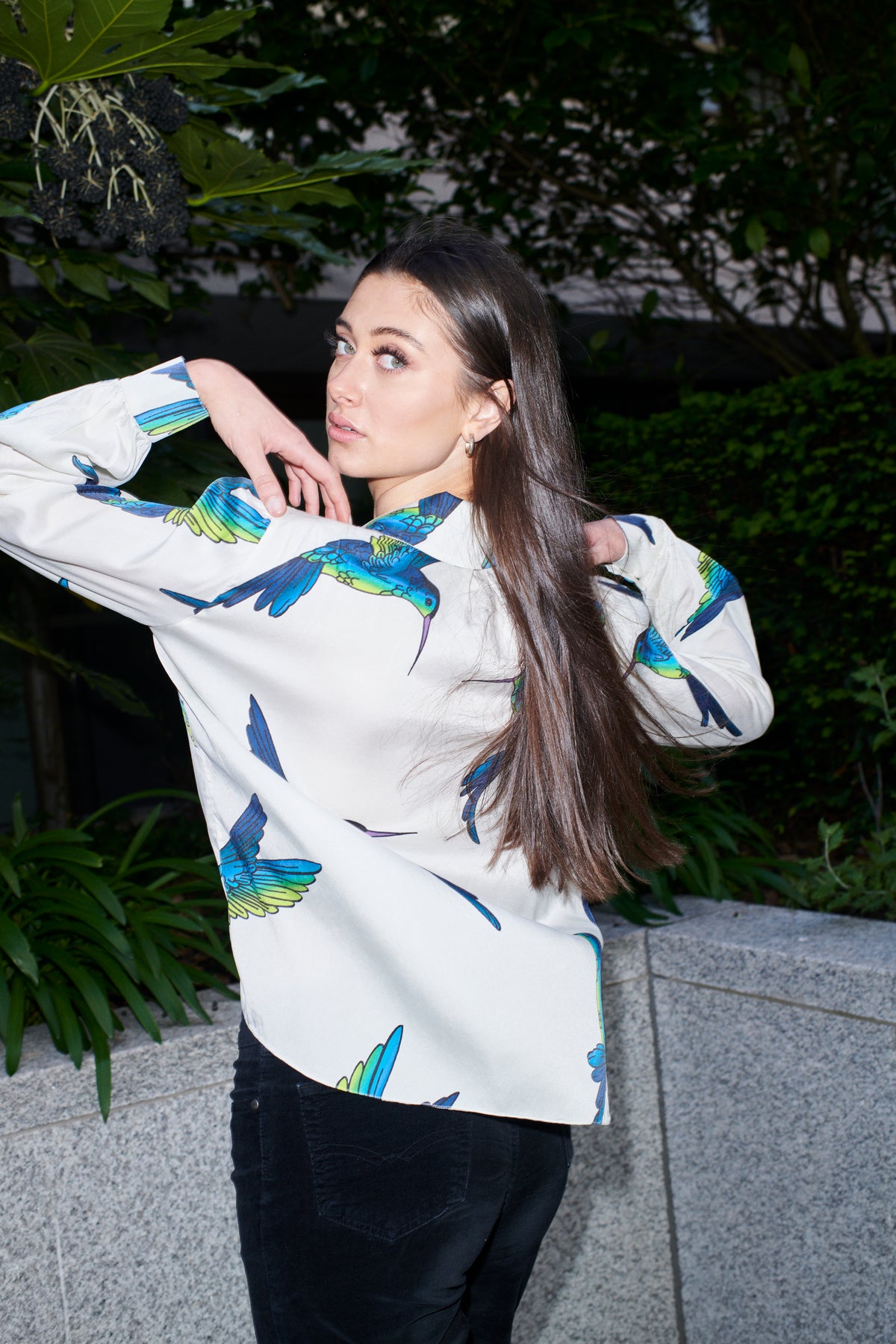 Giorgia, blouse van 100% moerbeizijde, kleur ivoor met kolibrieprint – gedragen door model – Alinari Firenze