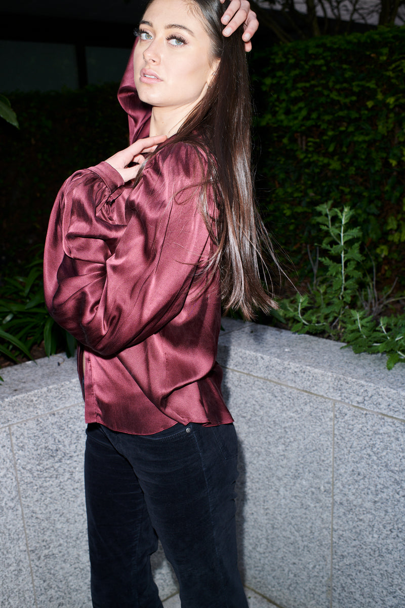 Isotta, Bluse aus 100 % Maulbeerseide, Farbe Weinrot – am Model 2 – Alinari Firenze