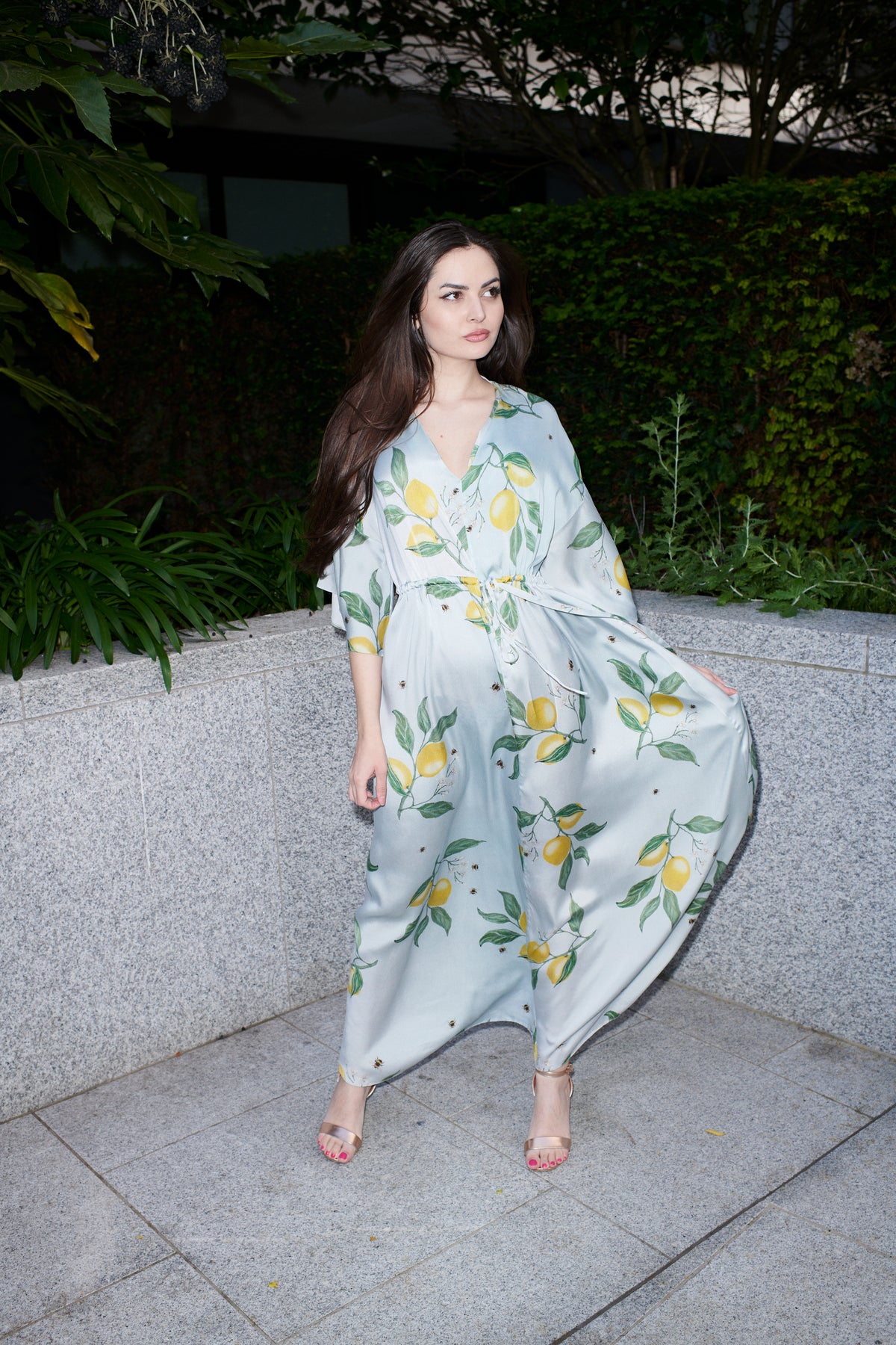 Ludovica, vestido cruzado de 100 % seda de morera, color azul cielo con limones – con modelo – Alinari Firenze