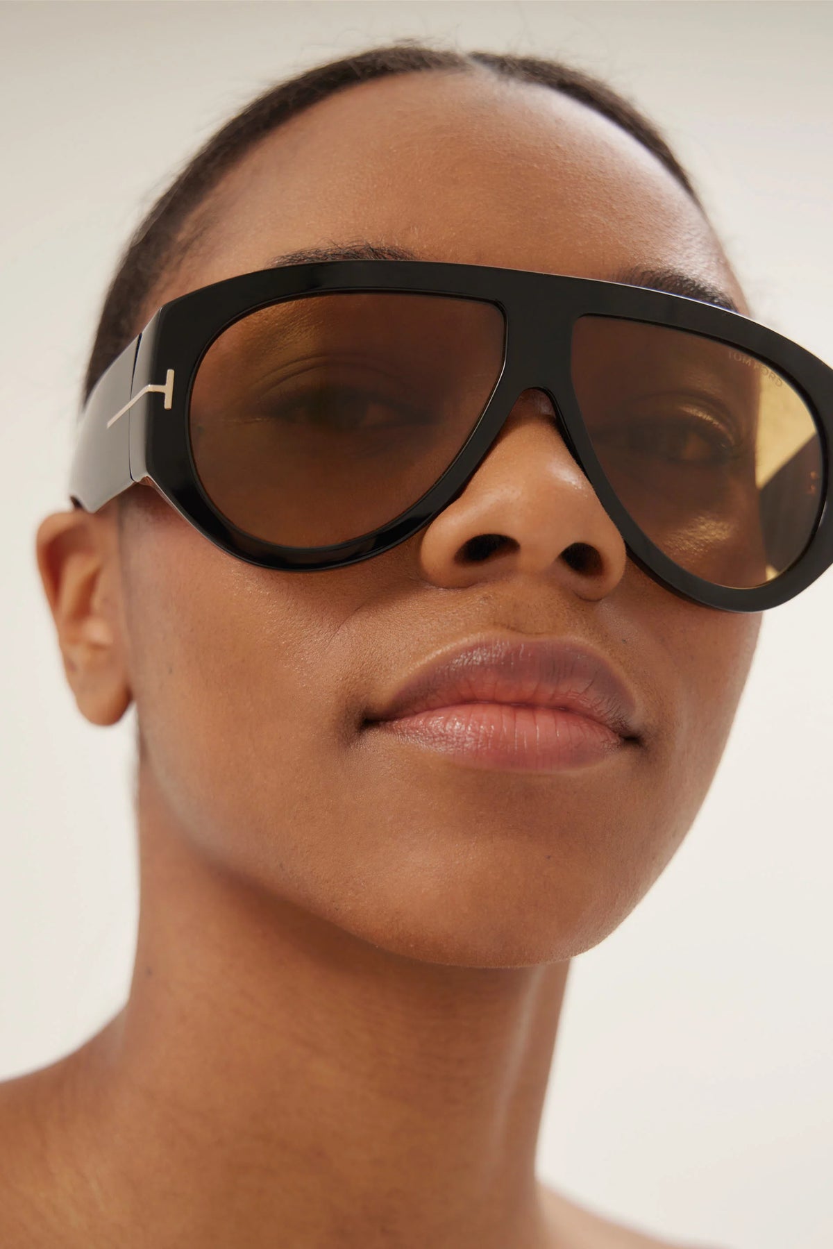 Modena, gafas de sol, protección UV400, color negro con lentes ámbar – foto lifestyle 4 – Alinari Firenze
