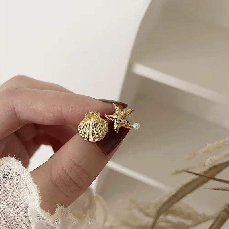 Sea Star and Shell, Ohrstecker aus Metall mit Perlenakzent, Farbe Gold – Lifestyle-Foto 2 – Alinari Firenze