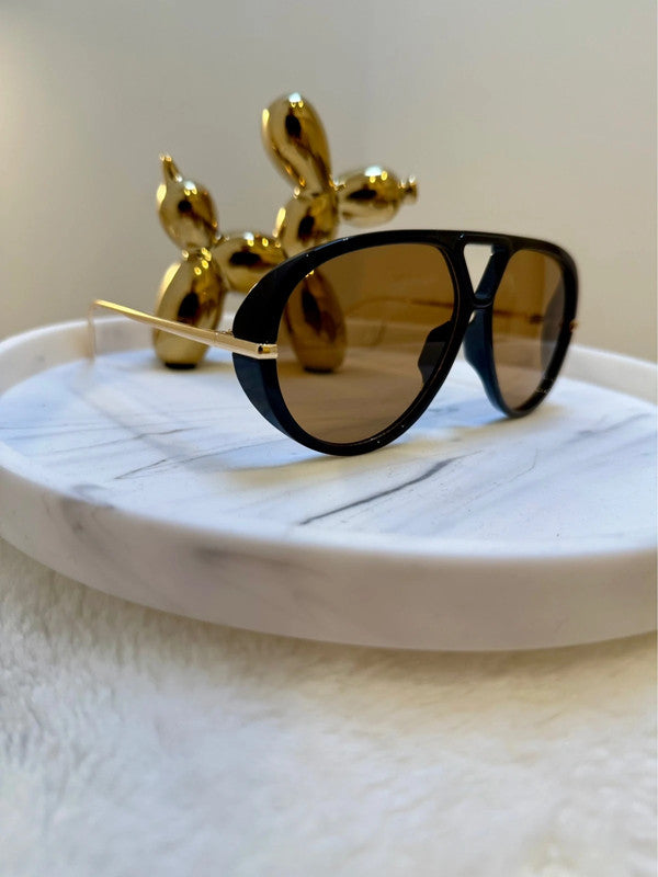 Serenella, occhiali da sole, protezione UV400, colore nero con lenti marroni – foto lifestyle – Alinari Firenze