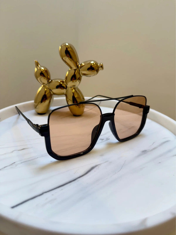 Toscana, occhiali da sole, protezione UV400, colore nero con lenti rosate – foto lifestyle – Alinari Firenze