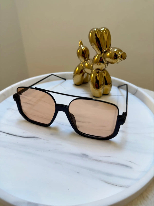Toscana, Sonnenbrille, UV400-Schutz, Farbe Schwarz mit rosé getönten Gläsern – Lifestyle-Foto 2 – Alinari Firenze