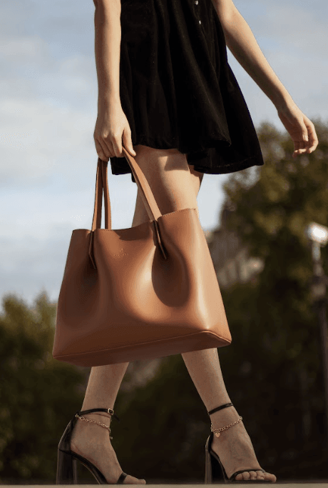 Viviene Tote, cabas fin en cuir Ruga italien camel – porté à la main