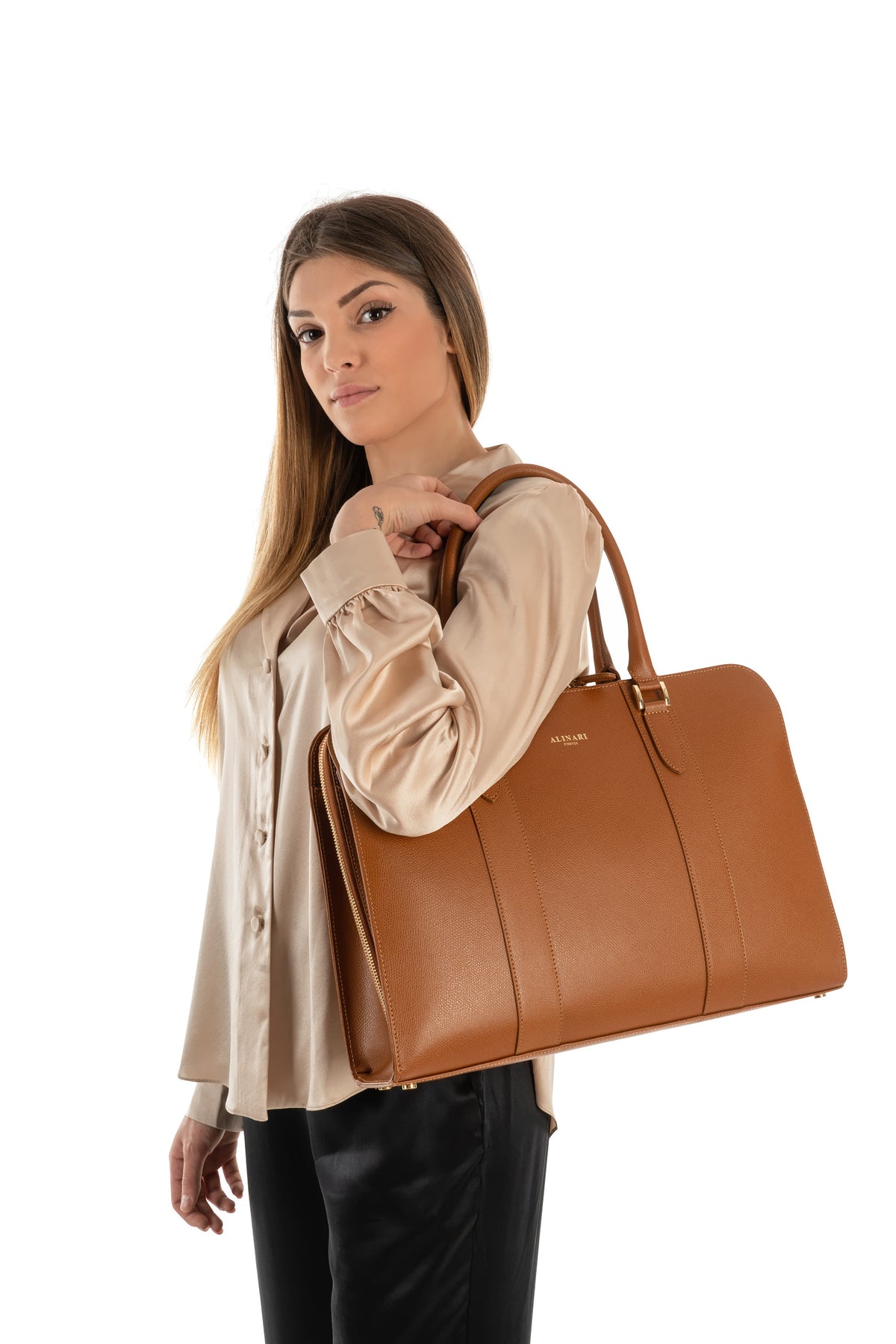 Alinari Tote, work tote in camel textured Italian leather – worn on the shoulder, studio photo