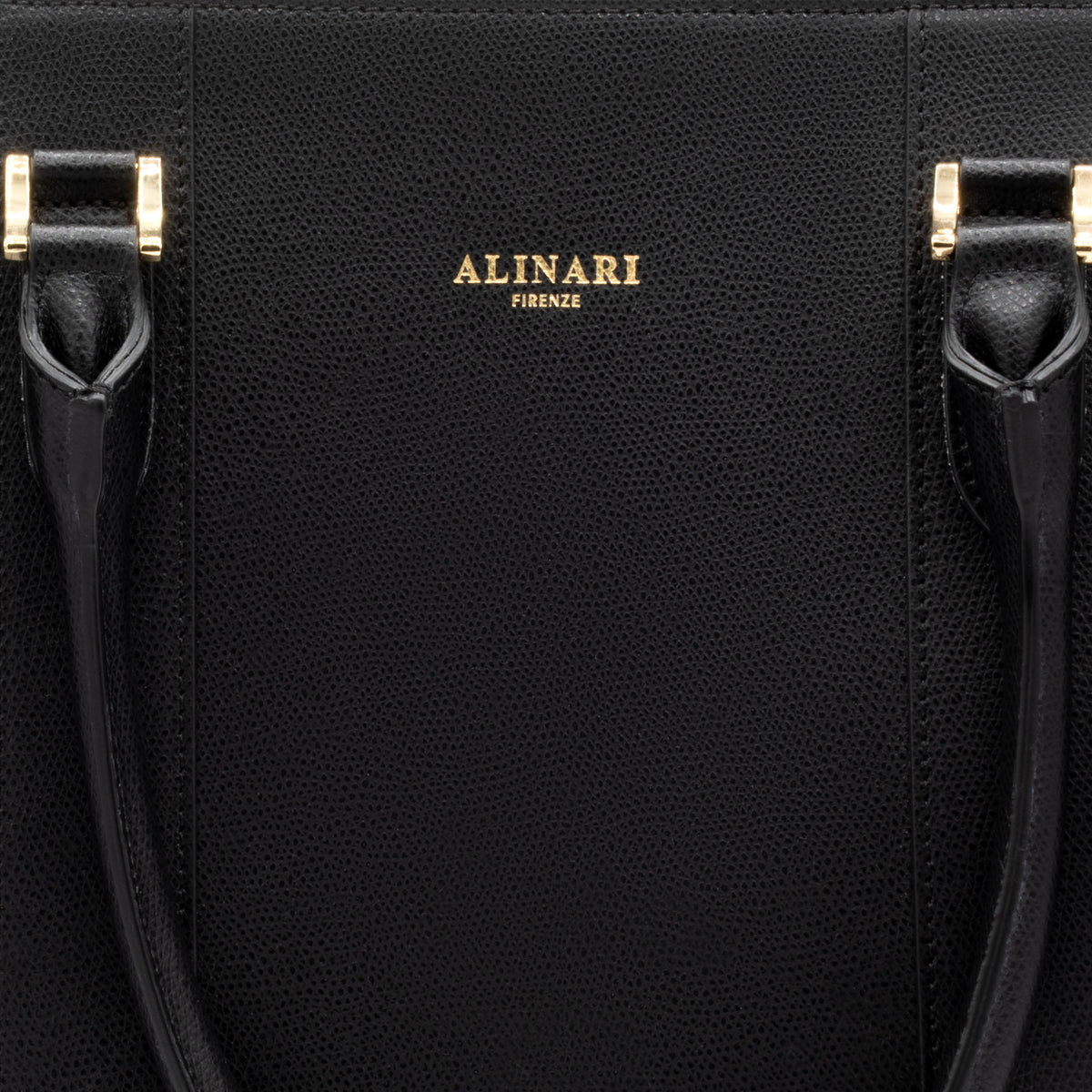 Alinari Tote, work tote in black textured Italian leather – close-up of the logo and hardware