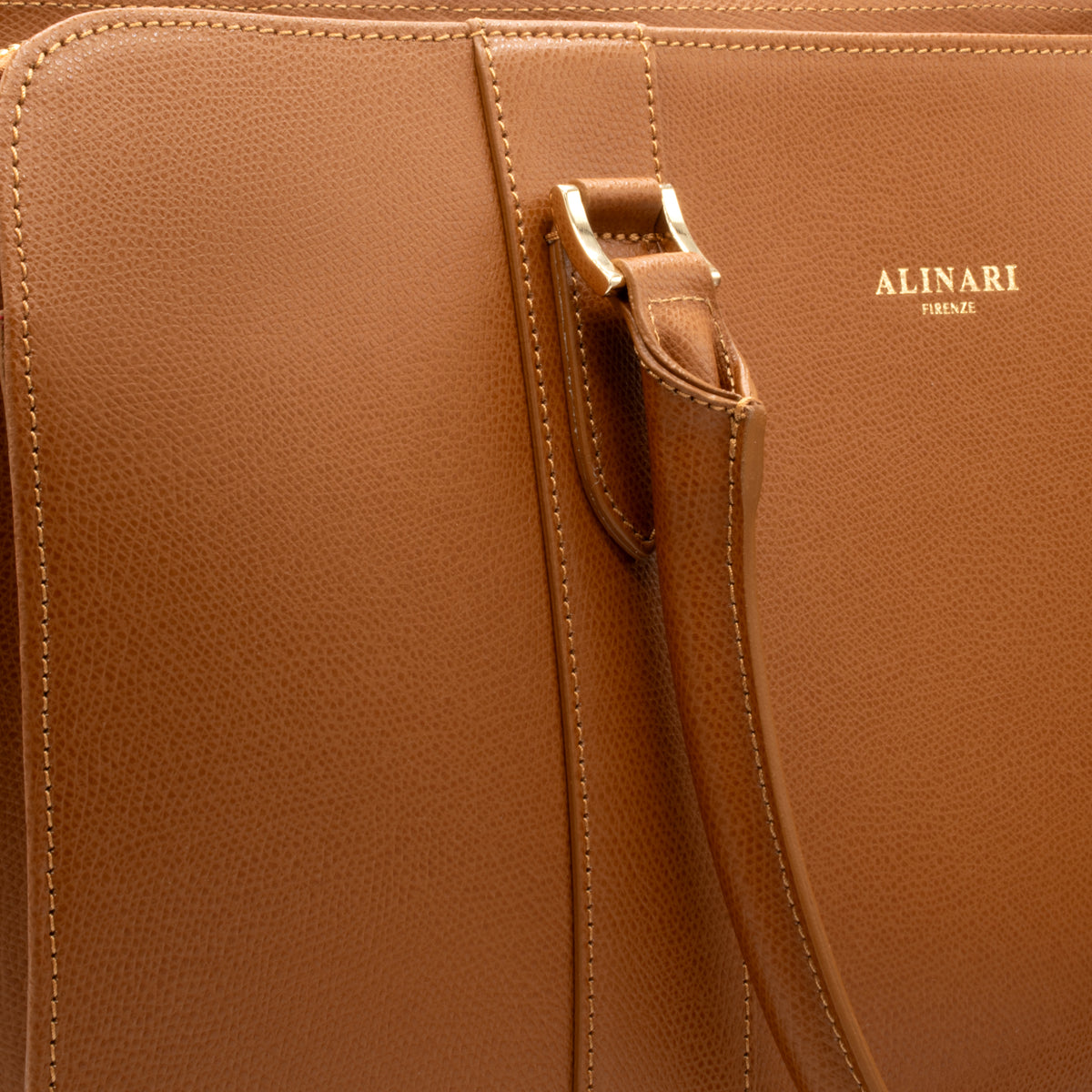 Alinari Tote, work tote in camel textured Italian leather – close-up of the logo and hardware
