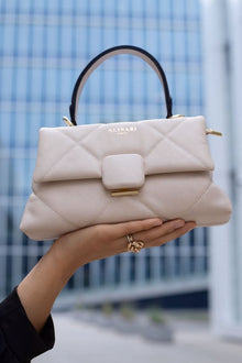 Alita, shoulder bag in white quilted Italian leather – carried by hand