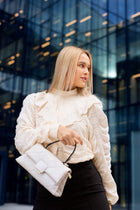 Alita, shoulder bag in white quilted Italian leather – carried by hand