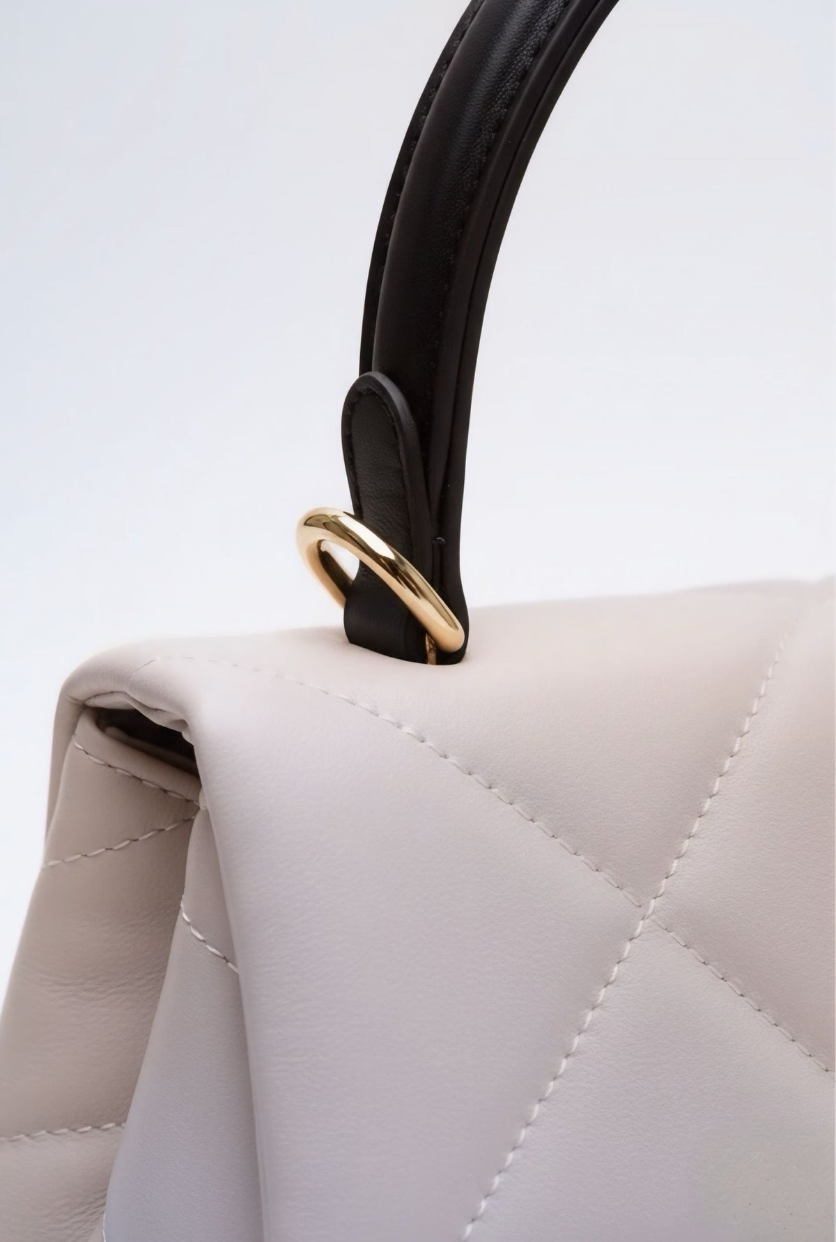 Alita, shoulder bag in white quilted Italian leather – close-up of the handle