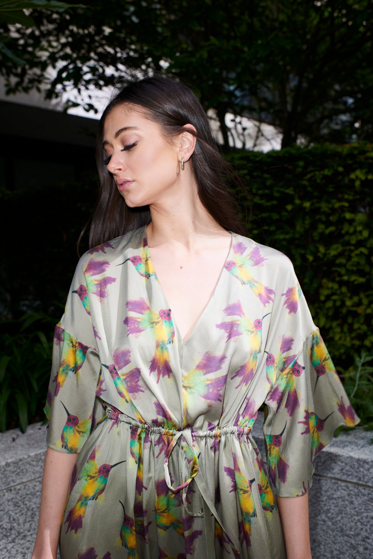 Caterina, abito lungo in 100% seta di gelso, colore verde salvia con stampa colibrì – sulla modella 2 – Alinari Firenze