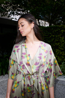 Caterina, abito lungo in 100% seta di gelso, colore verde salvia con stampa colibrì – sulla modella 2 – Alinari Firenze