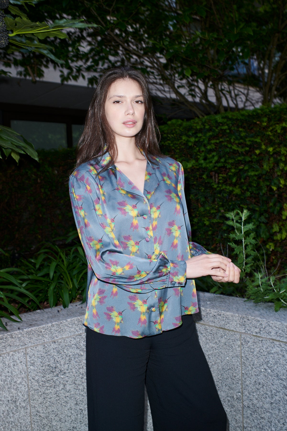 Celestina, blouse in steel blue hummingbird-print 100% Mulberry silk – on model 2 – Alinari Firenze