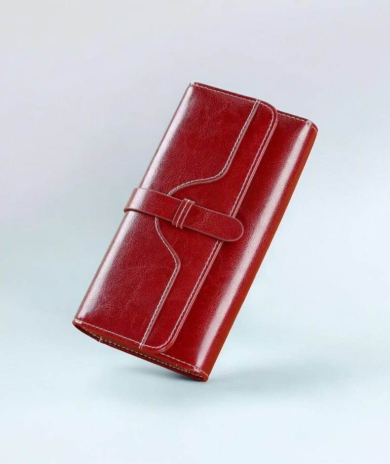 Classic Oil-Wax Wallet, portafoglio in pelle bovina cerata, colore rosso – foto lifestyle – Alinari Firenze