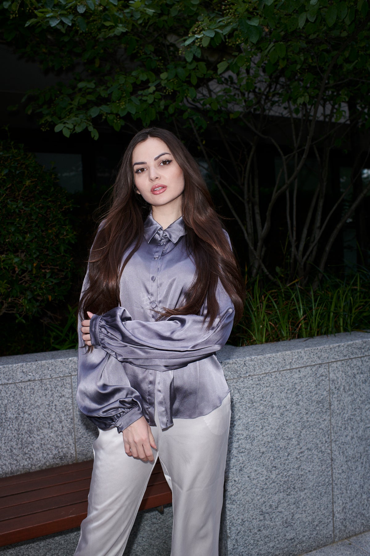 Elettra, blouse in violet-grey 100% Mulberry silk – on model 3 – Alinari Firenze