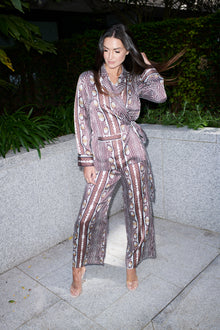 Ginevra, blazer and trouser set in earth-tone print 100% Mulberry silk – on model – Alinari Firenze