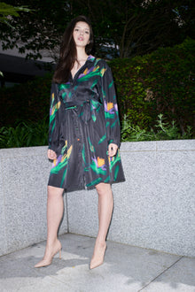 Ginevra, shirt dress in charcoal print 100% Mulberry silk – on model – Alinari Firenze