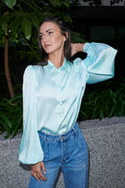 Giorgia, blusa de 100 % seda de morera, color aguamarina – con modelo – Alinari Firenze