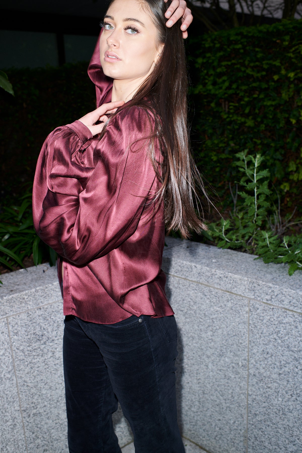 Isotta, blusa de 100 % seda de morera, color rojo vino – con modelo 2 – Alinari Firenze