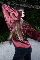 Isotta, blusa de 100 % seda de morera, color rojo vino – con modelo 3 – Alinari Firenze
