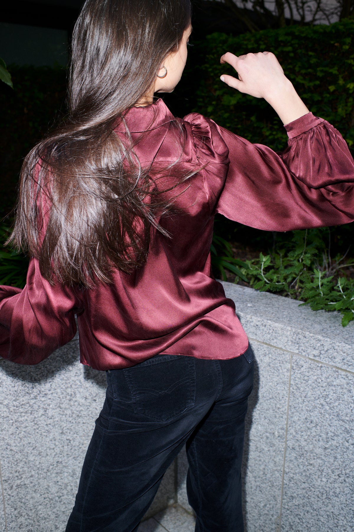 Isotta, blusa de 100 % seda de morera, color rojo vino – con modelo 4 – Alinari Firenze