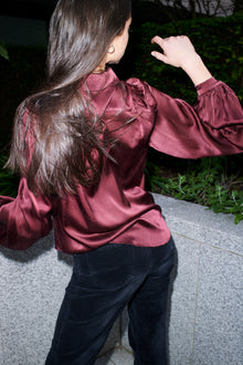Isotta, blusa de 100 % seda de morera, color rojo vino – con modelo 4 – Alinari Firenze