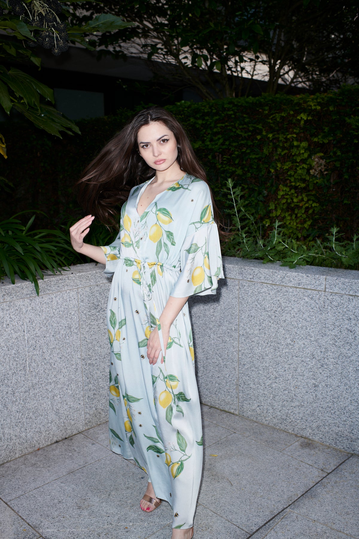 Ludovica, vestido cruzado de 100 % seda de morera, color azul cielo con limones – con modelo 2 – Alinari Firenze