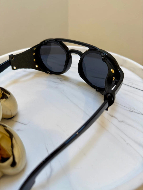 Lunaria, sunglasses in black, UV400 protection – styled view 3 – Alinari Firenze
