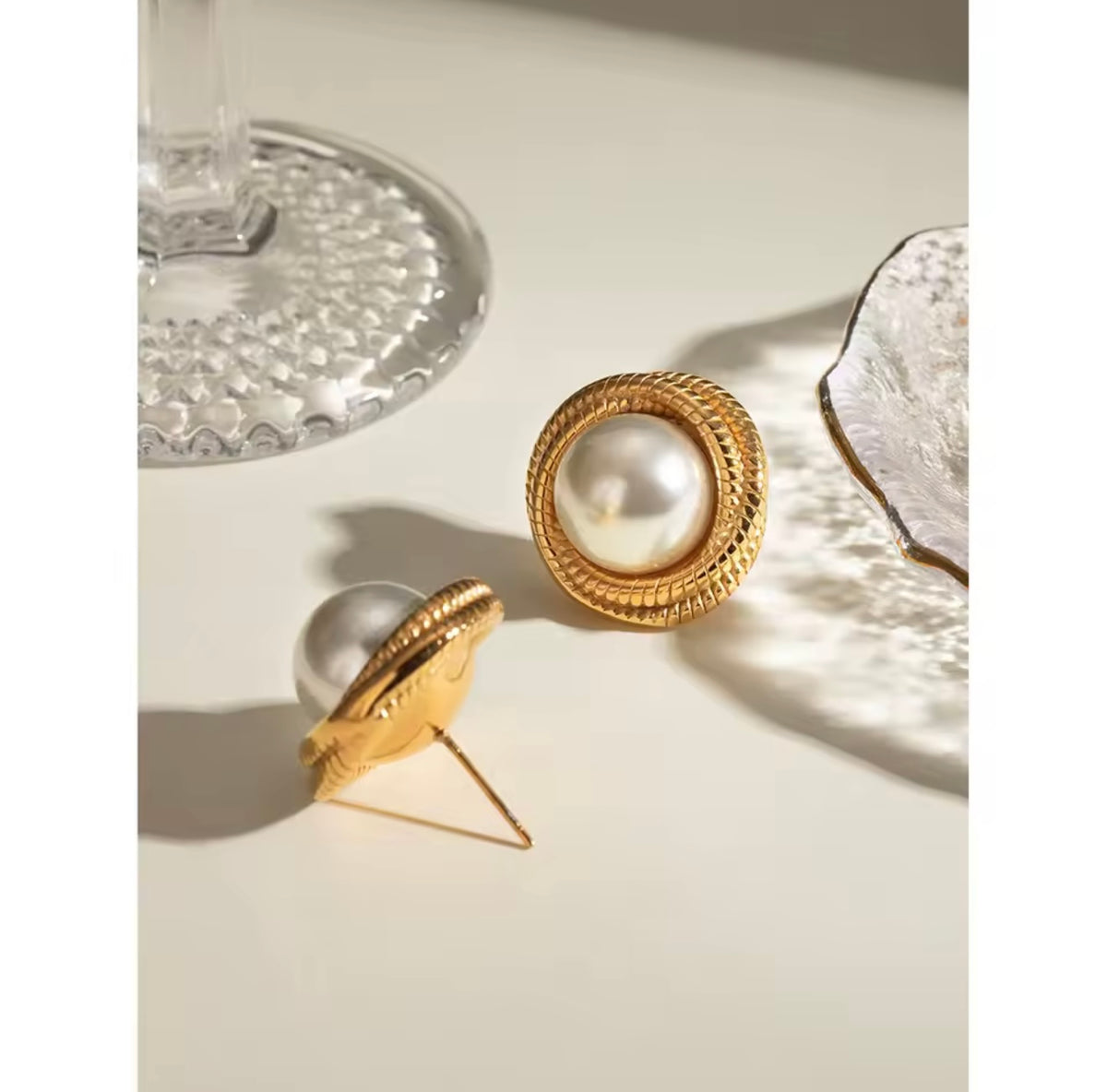 Marina, stud earrings in gold-tone pearl and stainless steel – styled view 2 – Alinari Firenze