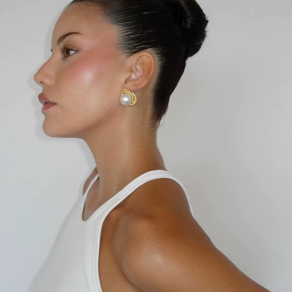 Marina, stud earrings in gold-tone pearl and stainless steel – styled view 4 – Alinari Firenze