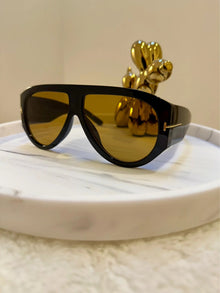 Modena, occhiali da sole, protezione UV400, colore nero con lenti ambrate – foto lifestyle 2 – Alinari Firenze