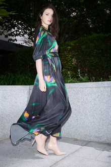 Rosa, shirt dress in iris-print 100% Mulberry silk – on model 4 – Alinari Firenze
