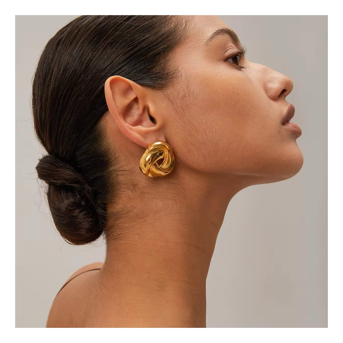 Sculpted Knot, statement earrings in gold high-shine – front view – Alinari Firenze