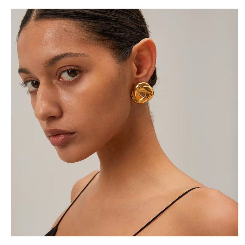 Sculpted Knot, statement earrings in gold high-shine – product view – Alinari Firenze