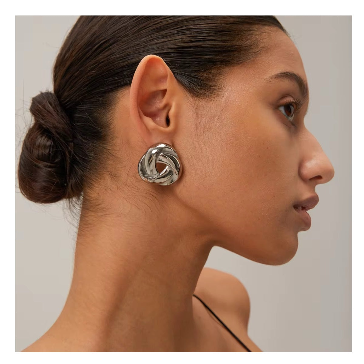Sculpted Knot, statement earrings in silver high-shine – product view 2 – Alinari Firenze