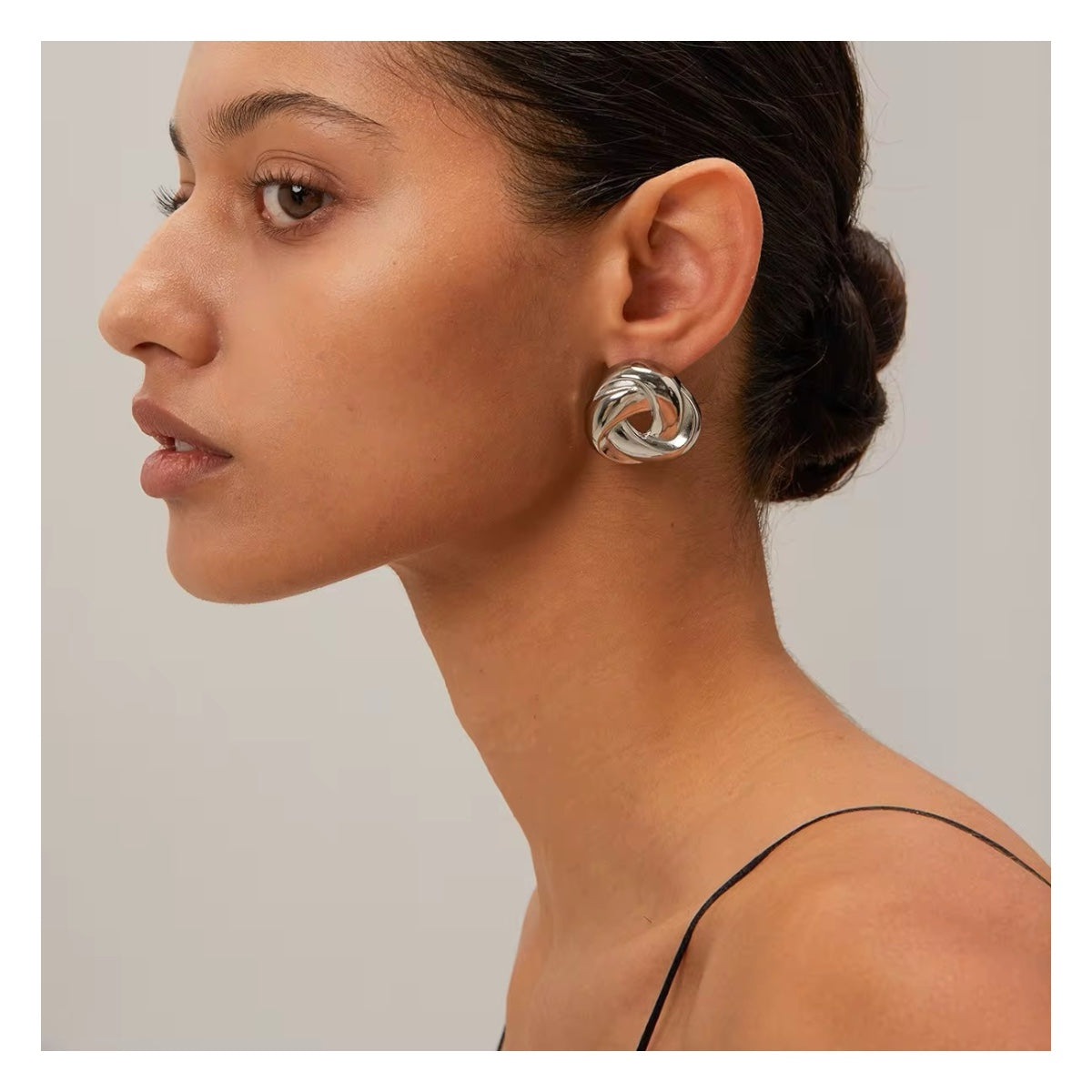 Sculpted Knot, statement earrings in silver high-shine – product view 3 – Alinari Firenze